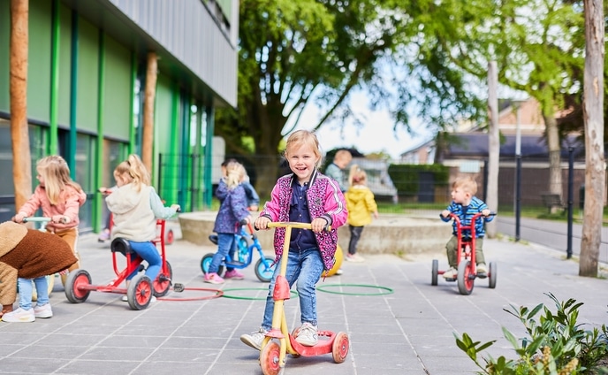 Buitenspelen met de step