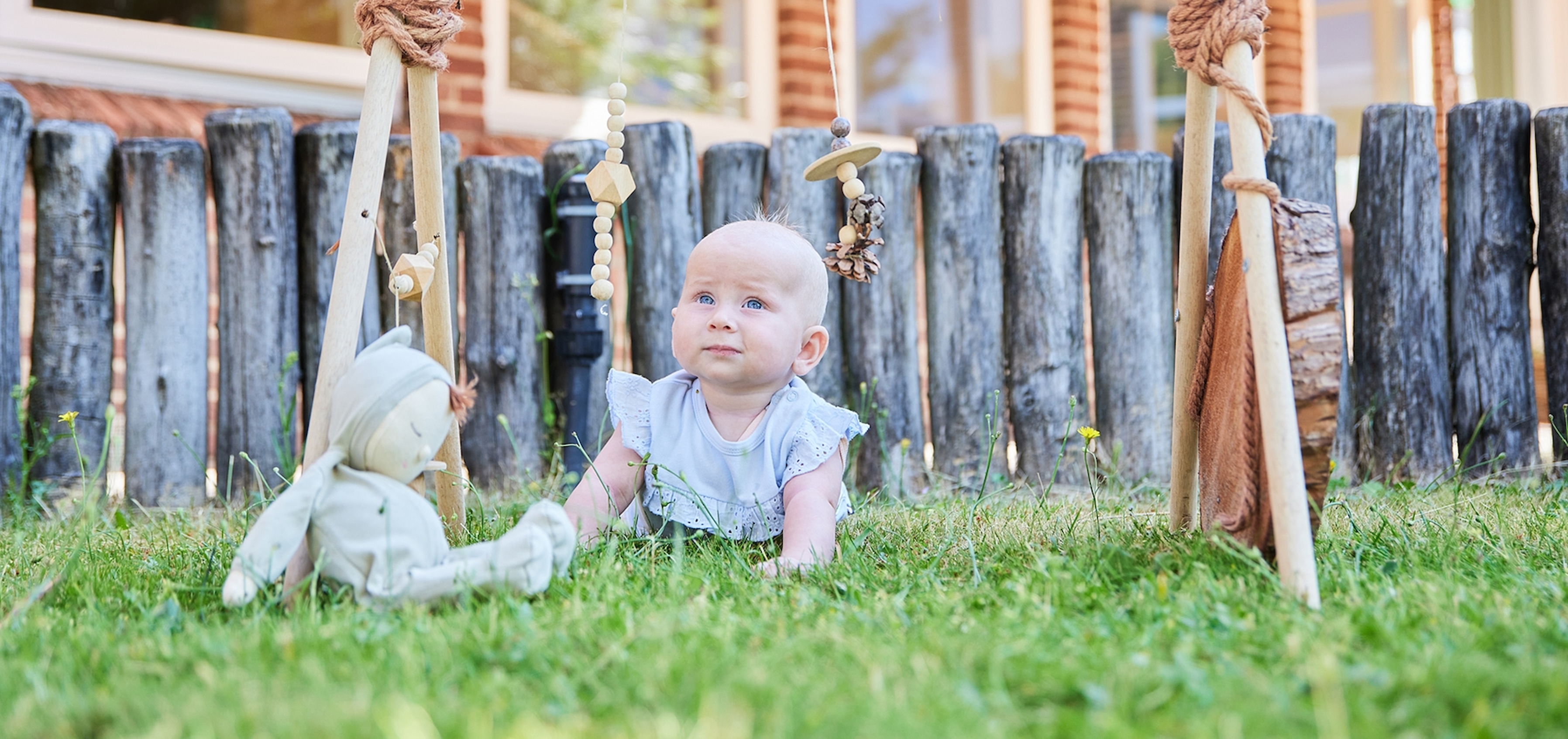 Baby speelt in weide