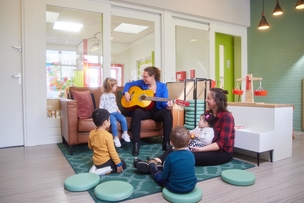 Gitaar spelen bij peuteropvang Schatkist